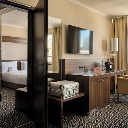One Frankfurt-riverside 3*